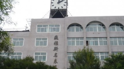  山村走出的慈善企業(yè)家--圖說天下網(wǎng)站對(duì)巍雅斯的采訪報(bào)道