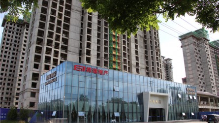 為家鄉(xiāng)臨洮的經(jīng)濟(jì)發(fā)展、城市建設(shè)增磚添瓦